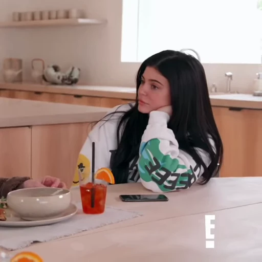 😐 Стикер «Kylie Jenner» для Telegram