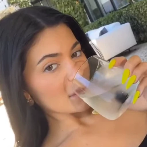 😐 Стикер «Kylie Jenner» для Telegram