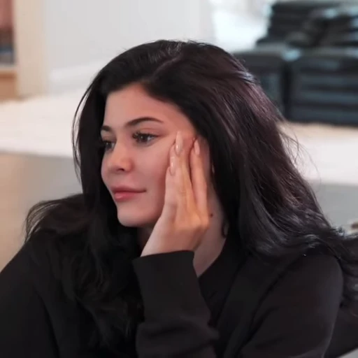 😐 Стикер «Kylie Jenner» для Telegram