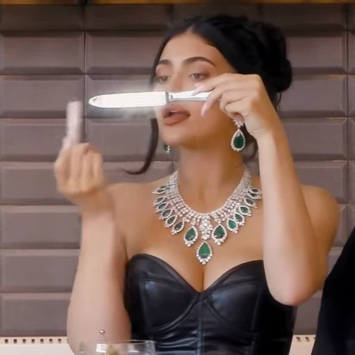 🧡 Стикер «Kylie Jenner Кайли Дженнер» для Telegram
