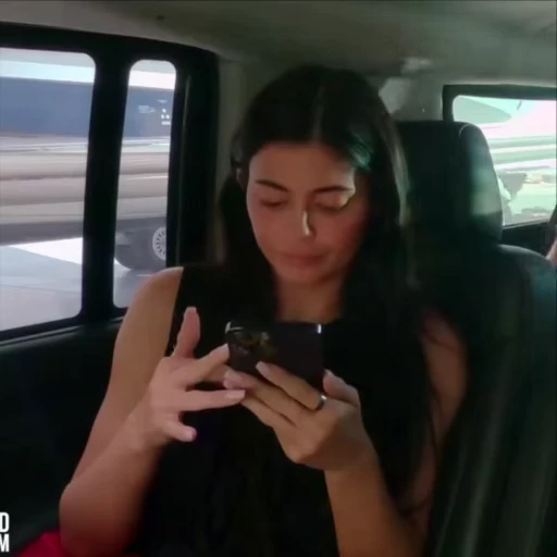 🧡 Стикер «Kylie Jenner Кайли Дженнер» для Telegram