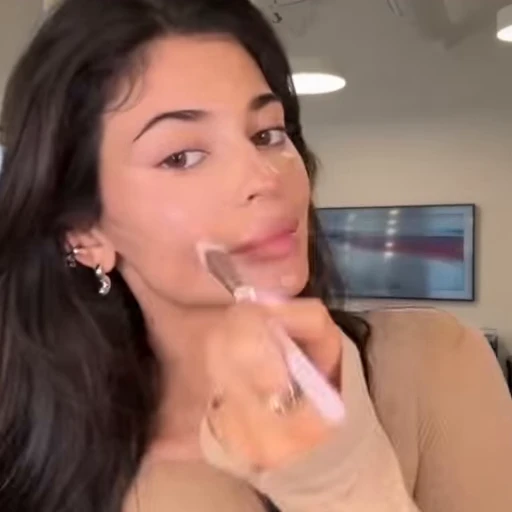 🧡 Стикер «Kylie Jenner Кайли Дженнер» для Telegram