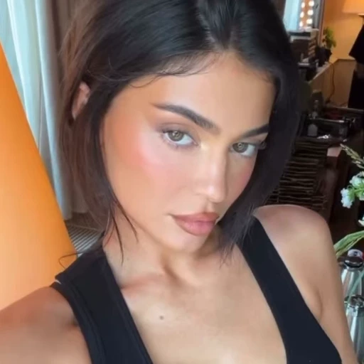🧡 Стикер «Kylie Jenner Кайли Дженнер» для Telegram