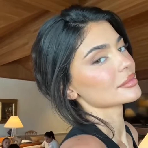 🧡 Стикер «Kylie Jenner Кайли Дженнер» для Telegram
