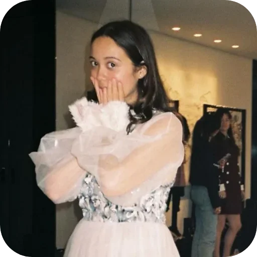 👗 Стикер «Laufey Лэй Вэй» для Telegram