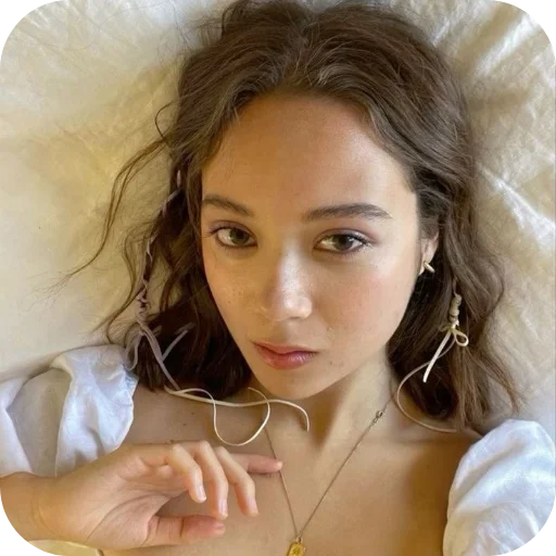 🤍 Стикер «Laufey Лэй Вэй» для Telegram