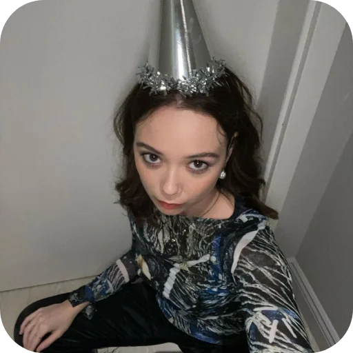 🥳 Стикер «Laufey Лэй Вэй» для Telegram