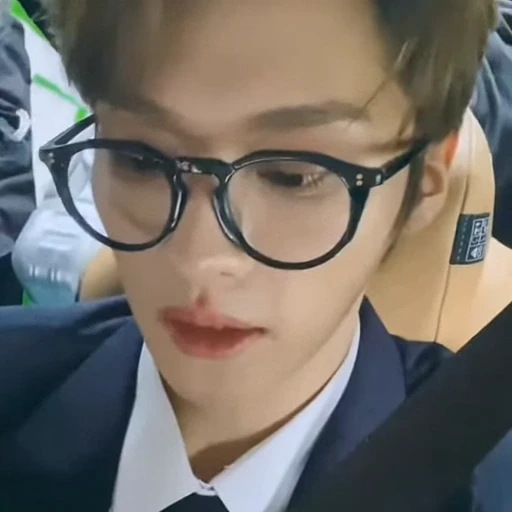 🤩 Стикер «lee» для Telegram
