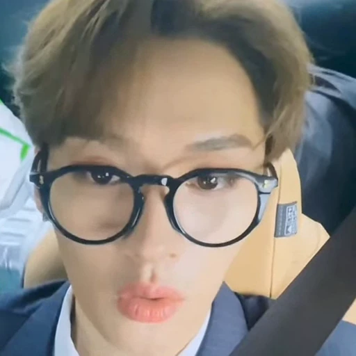 🤩 Стикер «lee» для Telegram