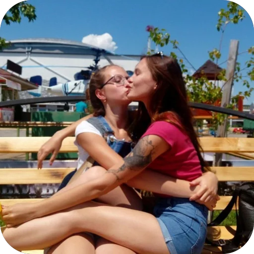 🫥 Стикер «lesbians» для Telegram