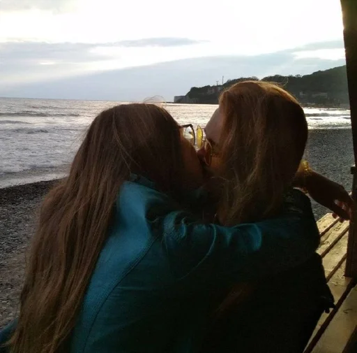 👩‍❤️‍👩 Стикер «lesbians» для Telegram