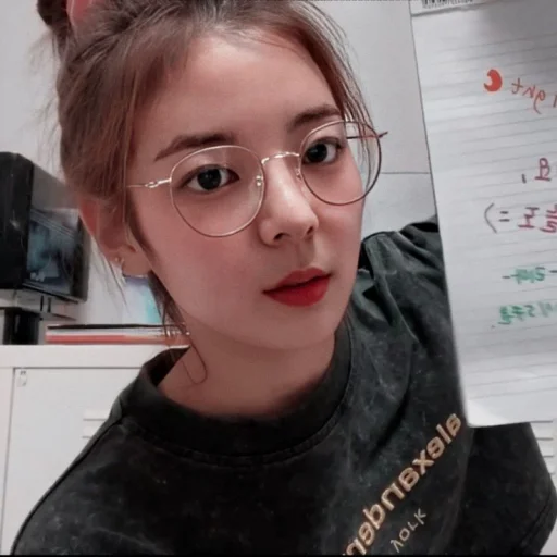 🍑 Стикер «Lia» для Telegram