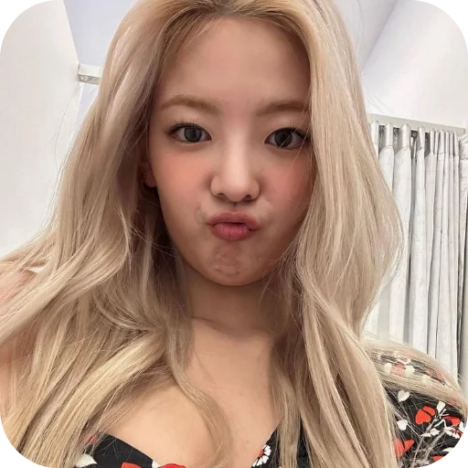 💇 Стикер «Lia Itzy» для Telegram