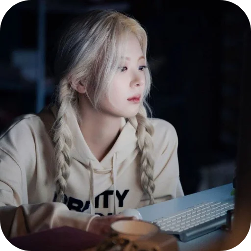 👂 Стикер «Lia Itzy» для Telegram