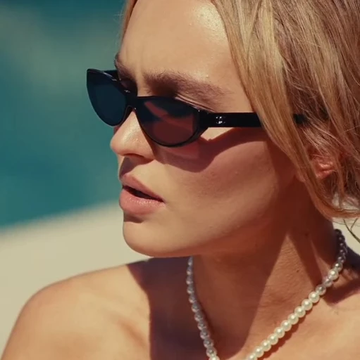 🩷 Стикер «Lily Depp» для Telegram