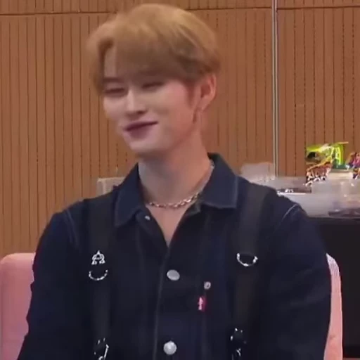 😏 Стикер «Cutie Lee know» для Telegram