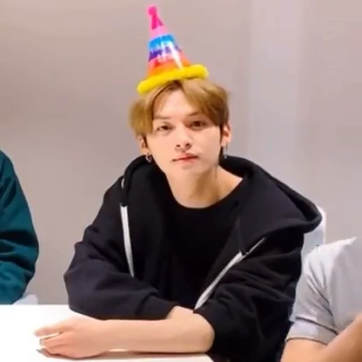😐 Стикер «Cutie Lee know» для Telegram