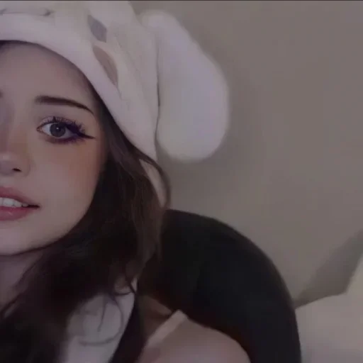 ❤️ Стикер «Hannah» для Telegram