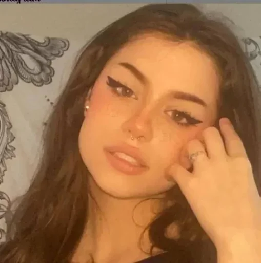 ❤️ Стикер «Hannah» для Telegram