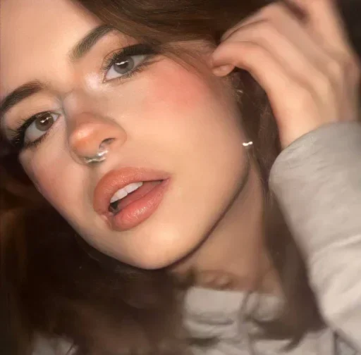 ❤️ Стикер «Hannah» для Telegram