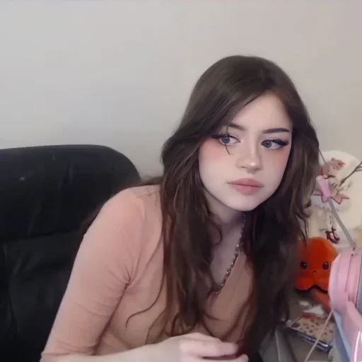 ❤️ Стикер «Hannah» для Telegram