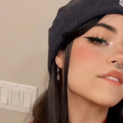 ❤️ Стикер «Hannah» для Telegram