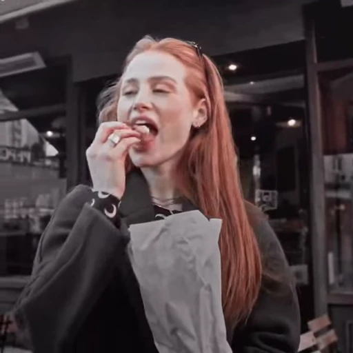 🍬 Стикер «Madelaine Petsch» для Telegram