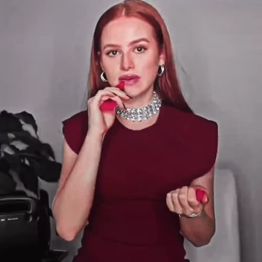 Стикерпак Madelaine Petsch для Telegram — скачать