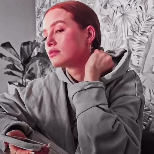 🍬 Стикер «Madelaine Petsch» для Telegram