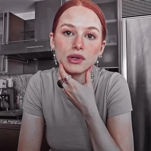 🍬 Стикер «Madelaine Petsch» для Telegram
