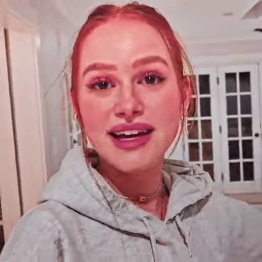 🍬 Стикер «Madelaine Petsch» для Telegram