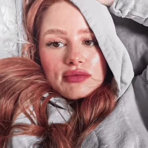 🍬 Стикер «Madelaine Petsch» для Telegram