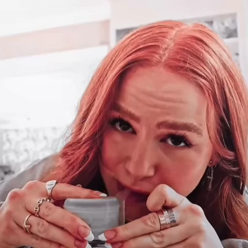 🍬 Стикер «Madelaine Petsch» для Telegram