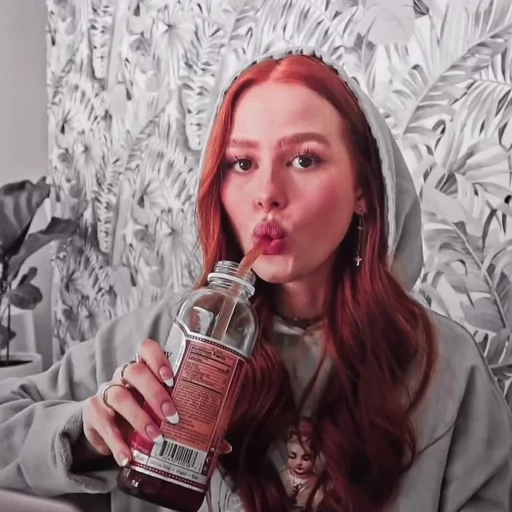 🍬 Стикер «Madelaine Petsch» для Telegram