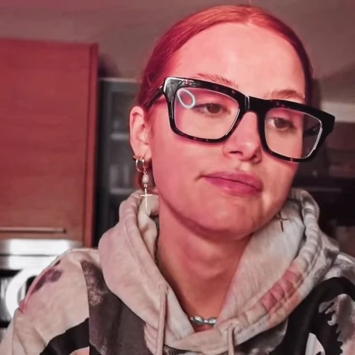 🍬 Стикер «Madelaine Petsch» для Telegram