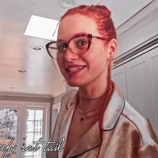 🍬 Стикер «Madelaine Petsch» для Telegram