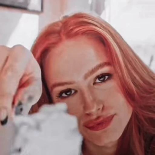 🍬 Стикер «Madelaine Petsch» для Telegram