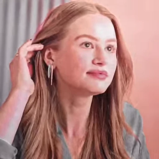 🍬 Стикер «Madelaine Petsch» для Telegram