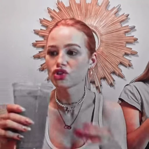🍬 Стикер «Madelaine Petsch» для Telegram
