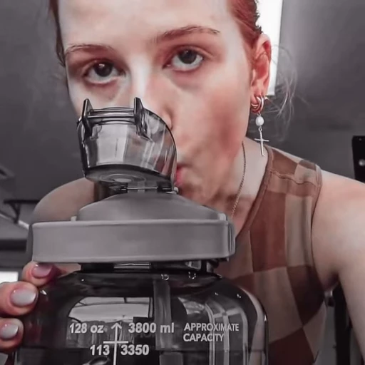 🍬 Стикер «Madelaine Petsch» для Telegram