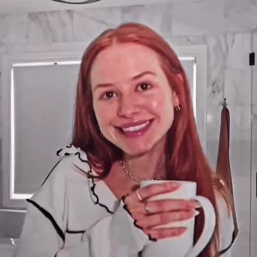 🍬 Стикер «Madelaine Petsch» для Telegram