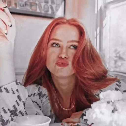 🍬 Стикер «Madelaine Petsch» для Telegram