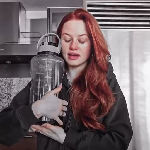 🍬 Стикер «Madelaine Petsch» для Telegram