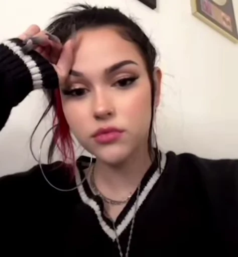 😐 Стикер «Maggie Lindemann» для Telegram