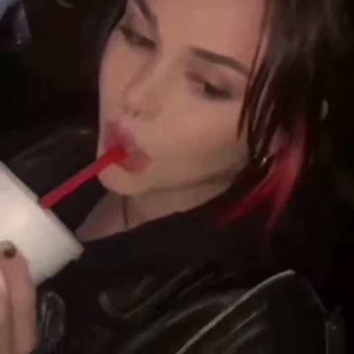 😐 Стикер «Maggie Lindemann» для Telegram