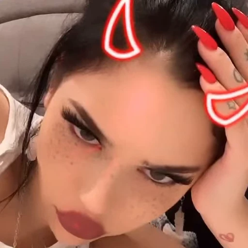 😐 Стикер «Maggie Lindemann» для Telegram