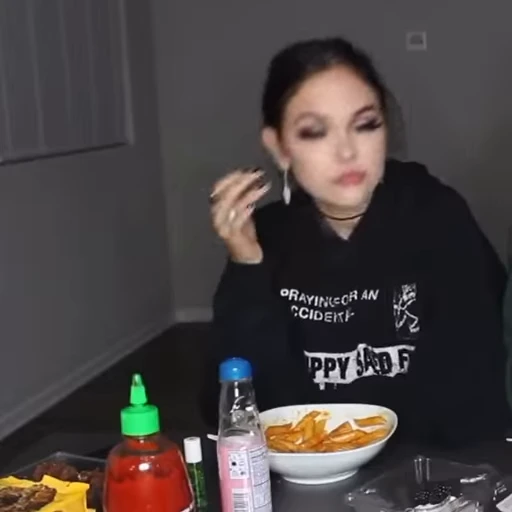😐 Стикер «Maggie Lindemann» для Telegram