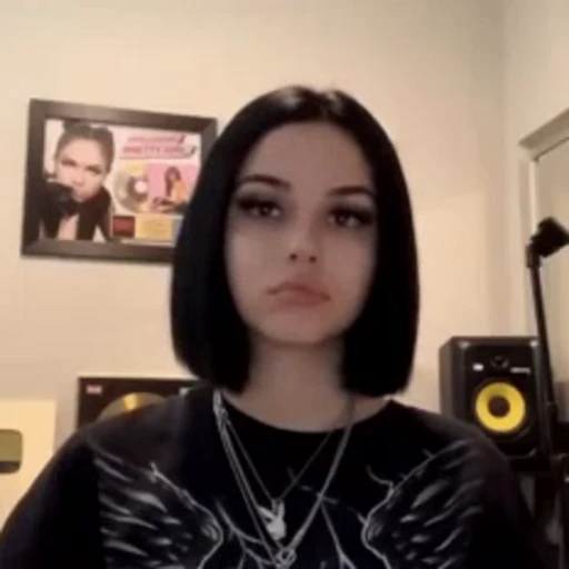 😐 Стикер «Maggie Lindemann» для Telegram