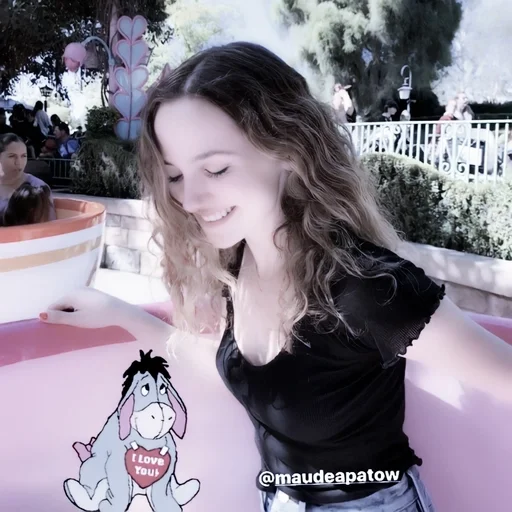 ☕️ Стикер «Maude Apatow» для Telegram