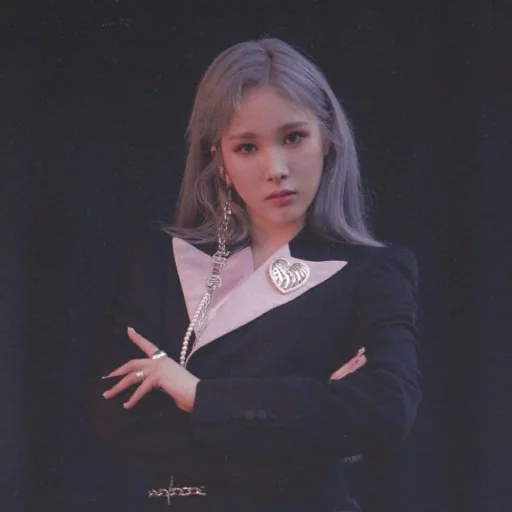 ✨ Стикер «Mia from EVERGLOW» для Telegram